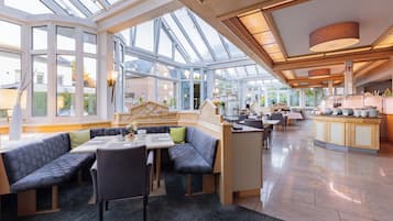 Tägliches Frühstücksbuffet gegen Gebühr