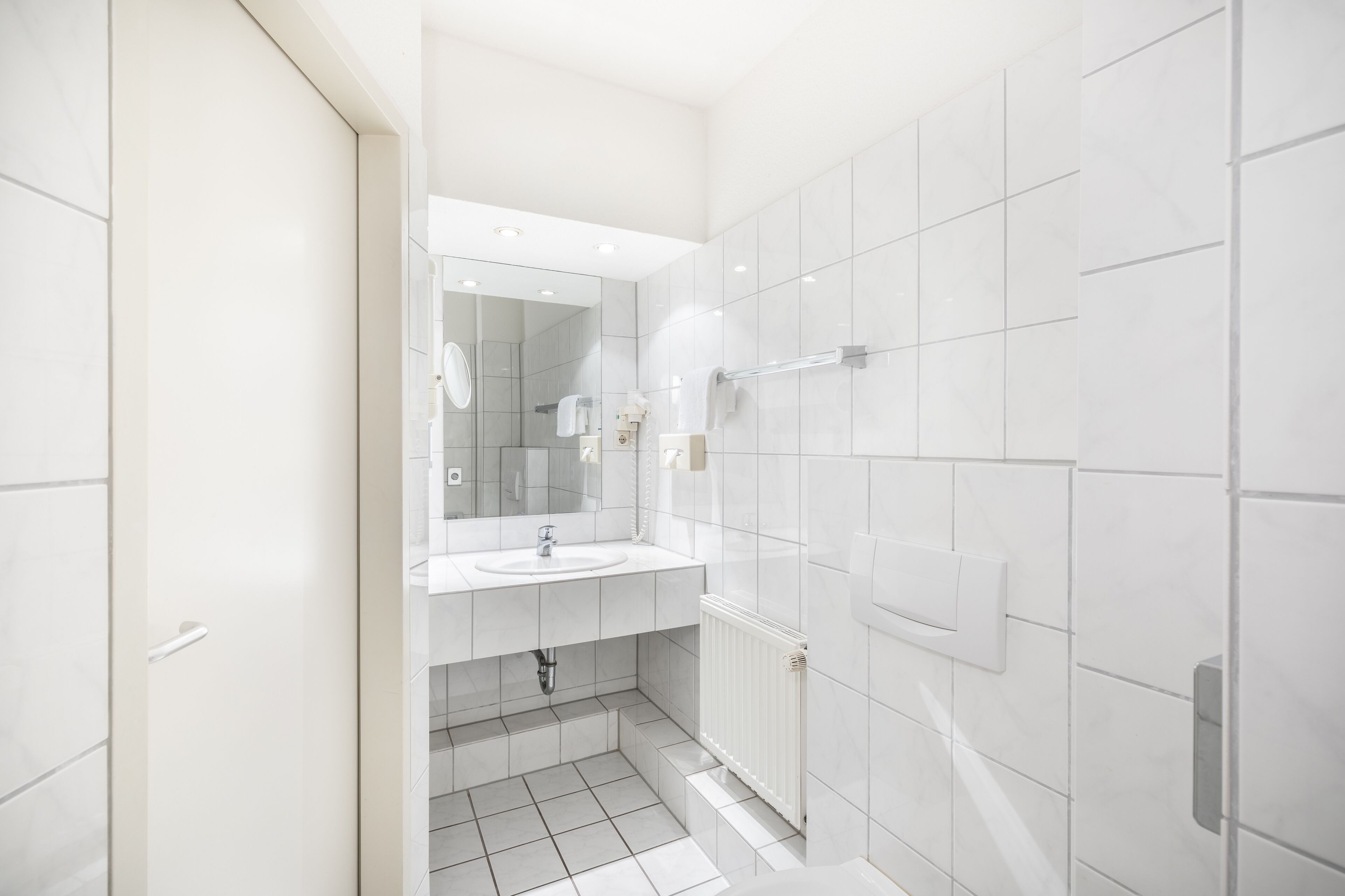 Comfort Room, 1 Single Bed, Non Smoking | Bathroom | Shower, free toiletries, hair dryer, bathrobes