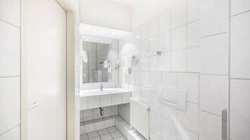 Comfort Room, 1 Single Bed, Non Smoking | Bathroom | Shower, free toiletries, hair dryer, bathrobes