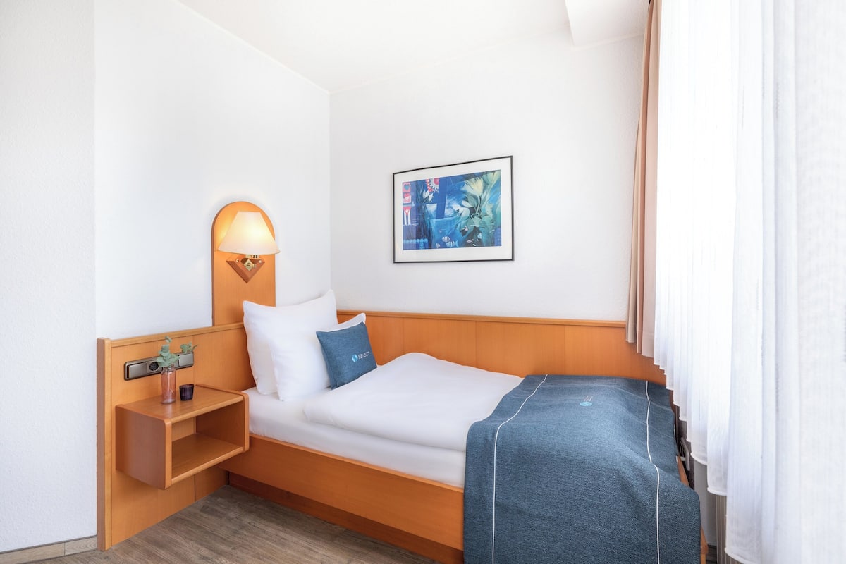 Comfort Room, 1 Twin Bed, Non Smoking | Premium bedding, minibar, in-room safe, desk