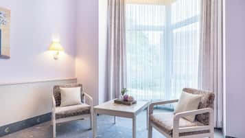 Comfort Room, Non Smoking | Premium bedding, minibar, in-room safe, desk