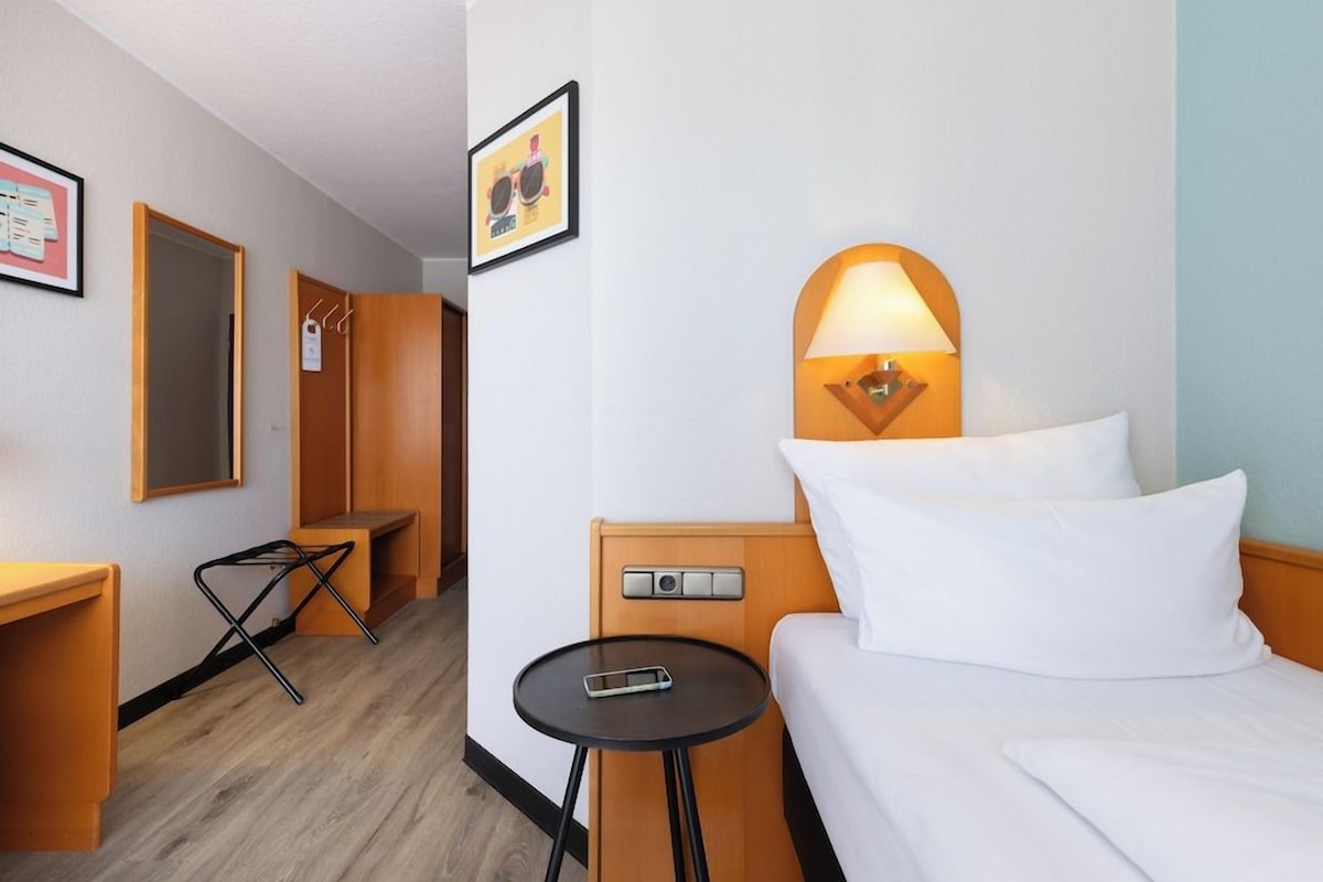 Luxe beddengoed, een minibar, een kluis op de kamer, een bureau
