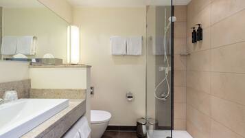 Executive-Doppelzimmer, 1 Doppelbett, Nichtraucher | Badezimmer | Dusche, kostenlose Toilettenartikel, Haartrockner, Bademäntel