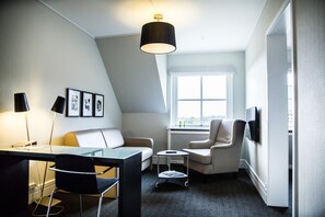 Suite | Hypo-allergenic bedding, desk, blackout drapes, cribs/infant beds