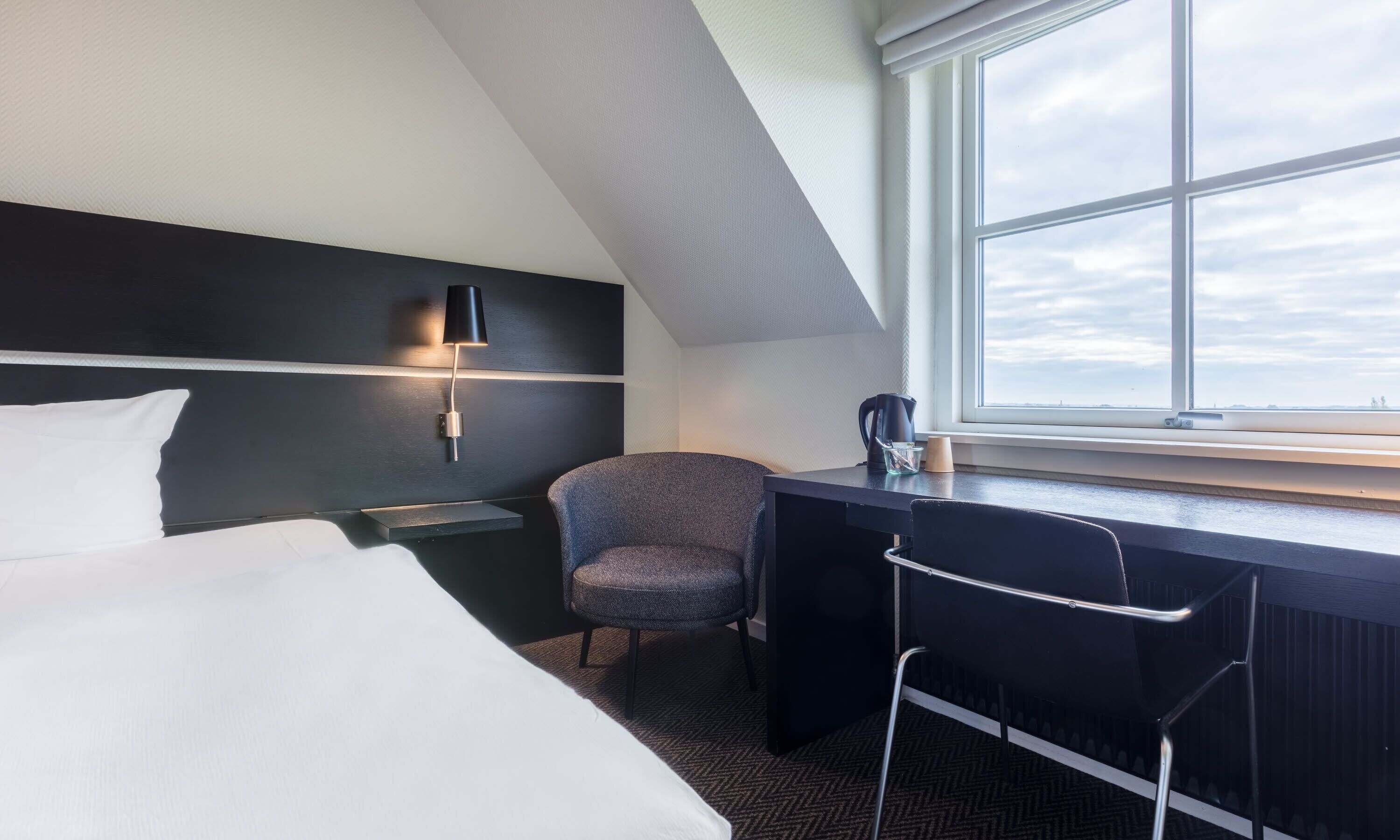 standard single room, 1 double bed, non smoking (140cm) | hypo-allergenic bedding, desk, blackout curtains, cots/infant beds