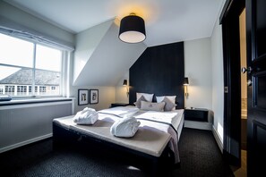 Suite | Hypo-allergenic bedding, desk, blackout drapes, cribs/infant beds