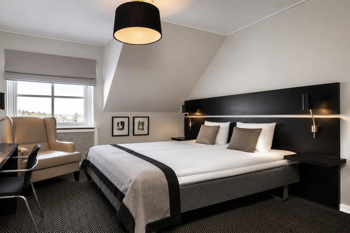 Hypo-allergenic bedding available, desk, blackout drapes