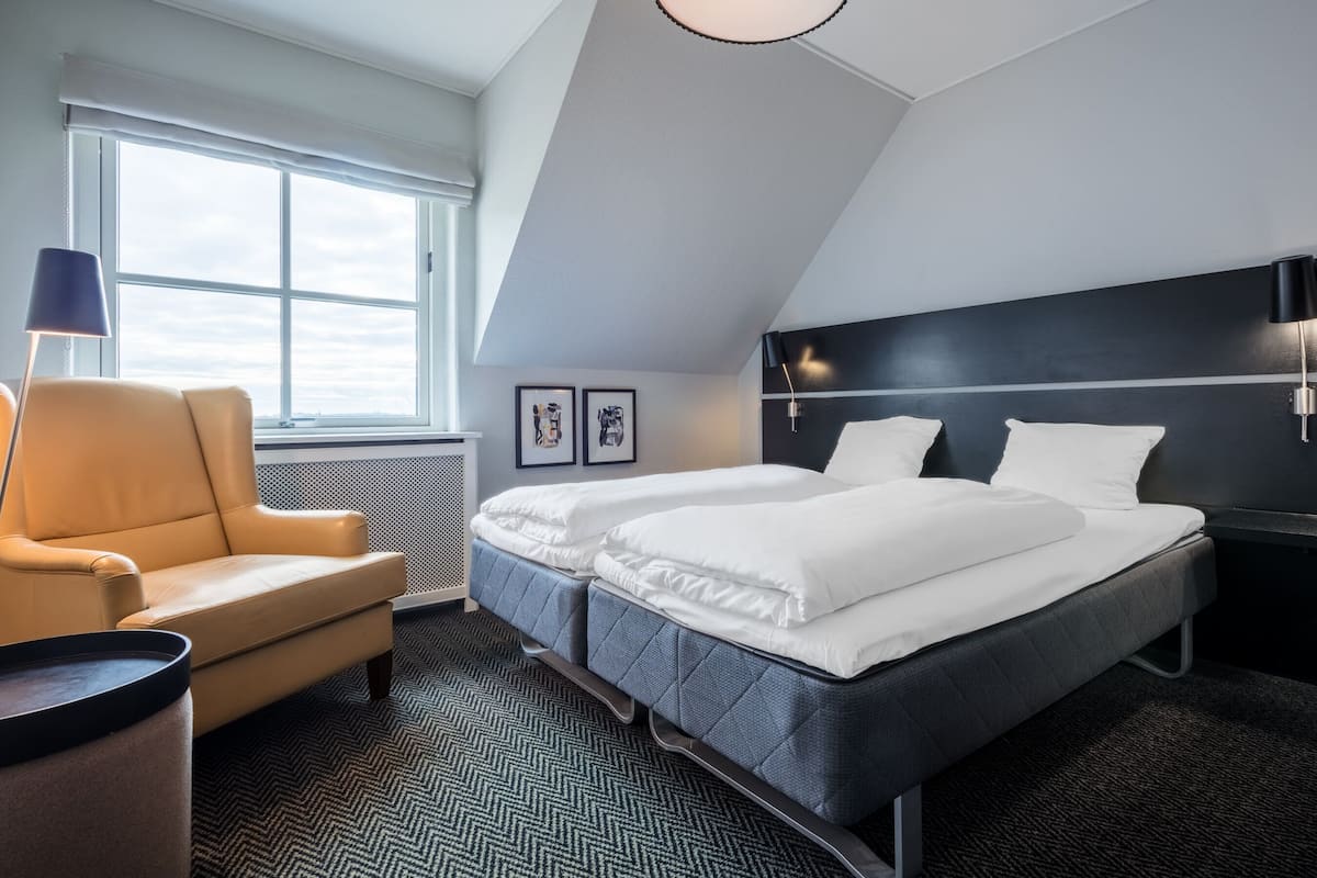 hypo-allergenic bedding, desk, blackout curtains, cots/infant beds