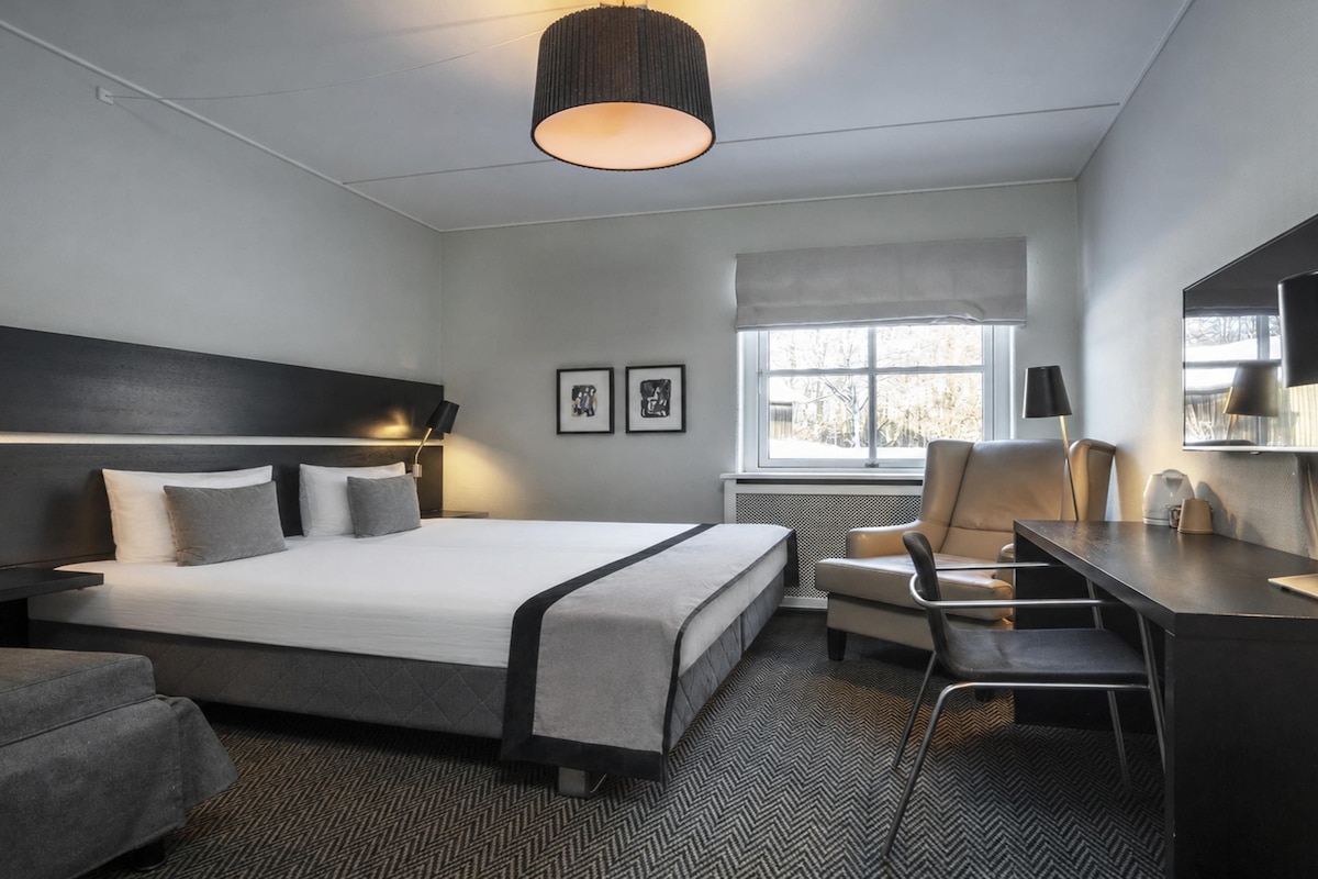 Hypo-allergenic bedding available, desk, blackout drapes