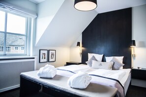 Suite | Hypo-allergenic bedding, desk, blackout drapes, cribs/infant beds