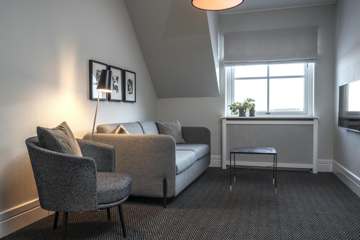 Suite, Garden View | Hypo-allergenic bedding available, desk, blackout drapes