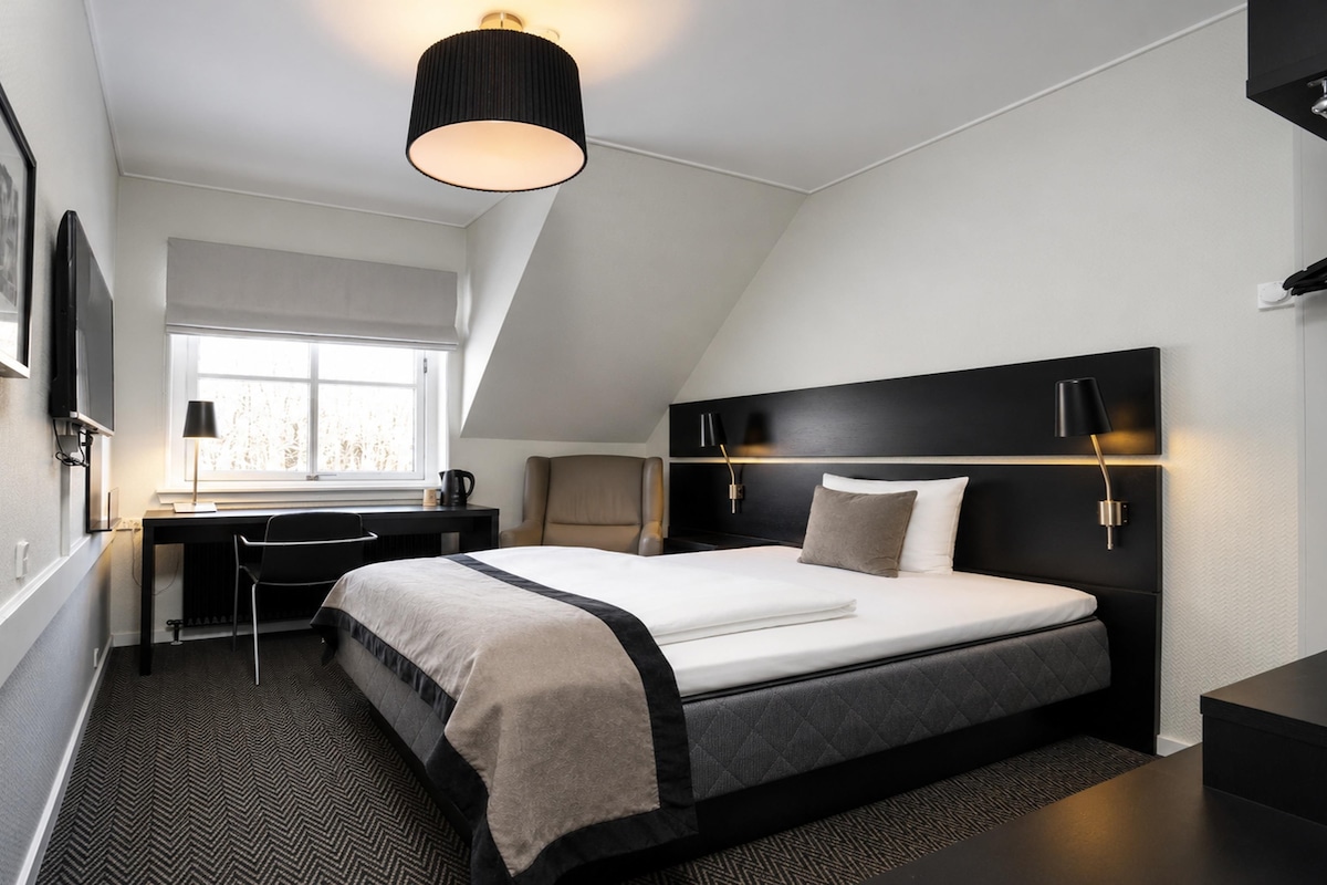 Room (Single) | Hypo-allergenic bedding available, desk, blackout drapes