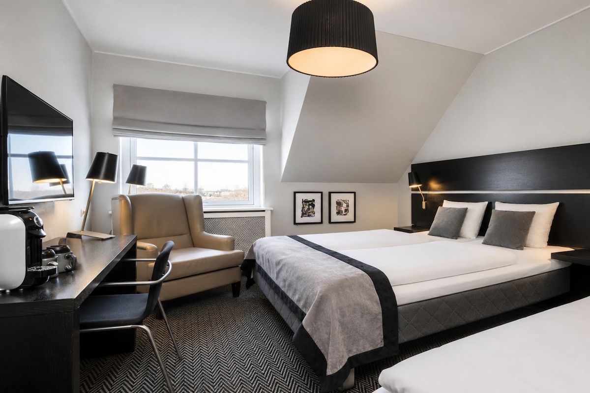Family Room | Hypo-allergenic bedding available, desk, blackout drapes