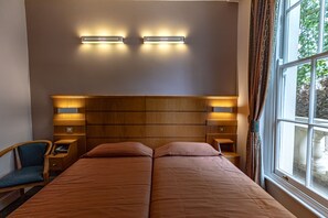 Quarto duplo clássico | Cofres nos quartos, escrivaninha, Wi-Fi de cortesia, roupa de cama