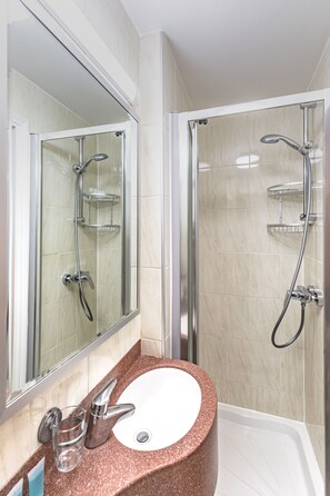 Douche, articles de toilette (gratuits), séchoir à cheveux