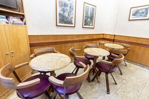 Lobby sitting area - Nayland Hotel (London)