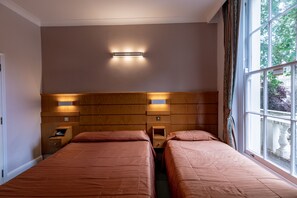 Classic-Dreibettzimmer | Zimmersafe, Schreibtisch, kostenloses WLAN, Bettwäsche