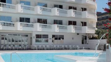 Piscine extérieure, chaises longues