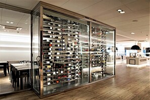 Här finns 2 restauranger som serverar frukost.