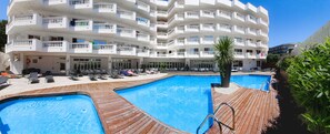 Piscina externa, espreguiçadeiras