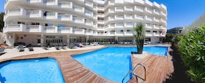 Piscine extérieure, chaises longues