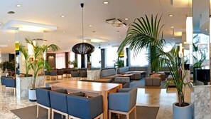 2 restaurantes; se sirve desayuno, almuerzo y cena