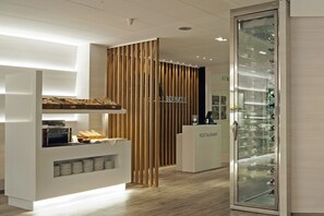 2 間餐廳,供應早餐