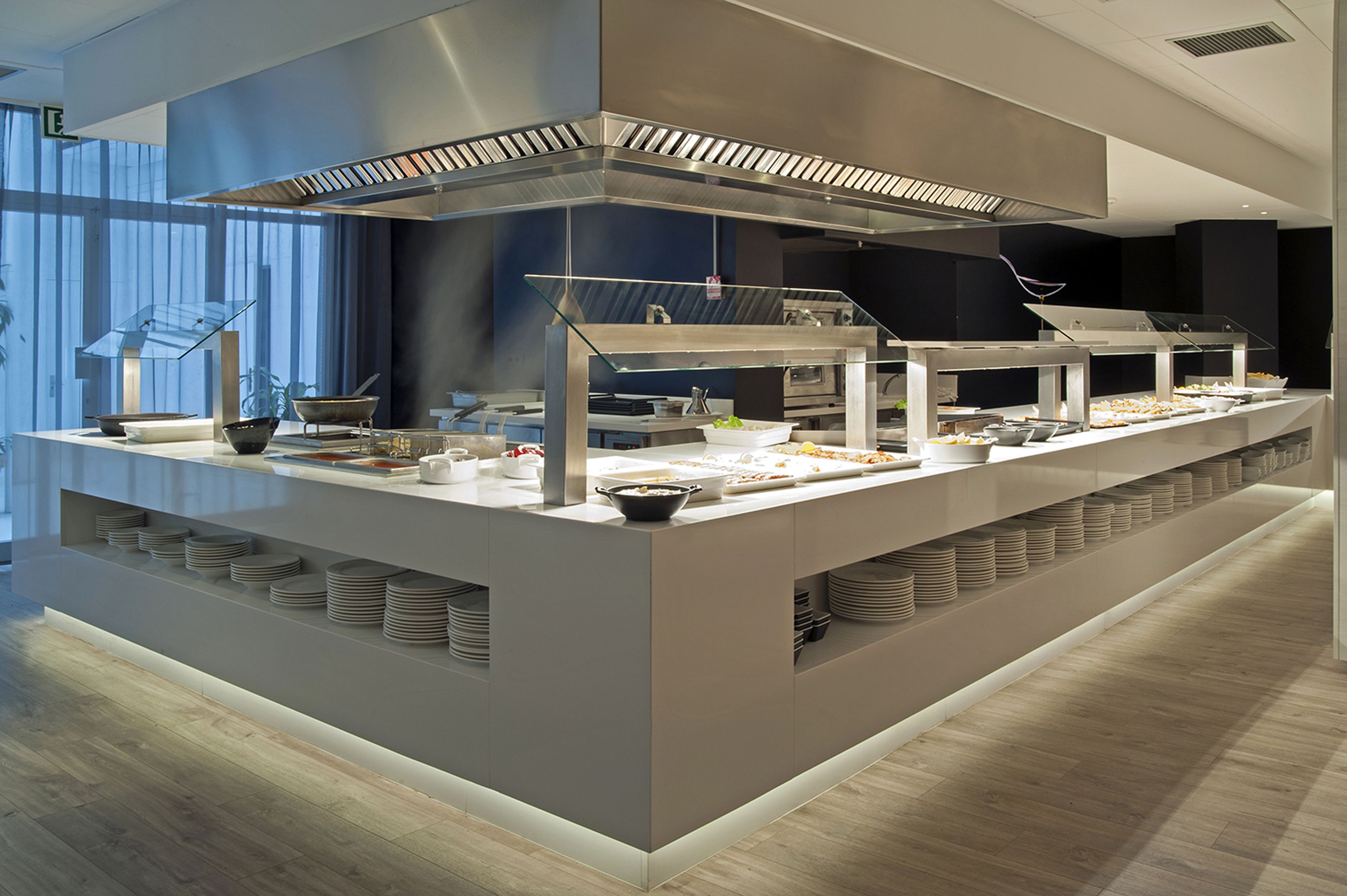 2 restaurants, breakfast served