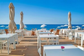 2 restaurantes; se sirve desayuno, almuerzo y cena