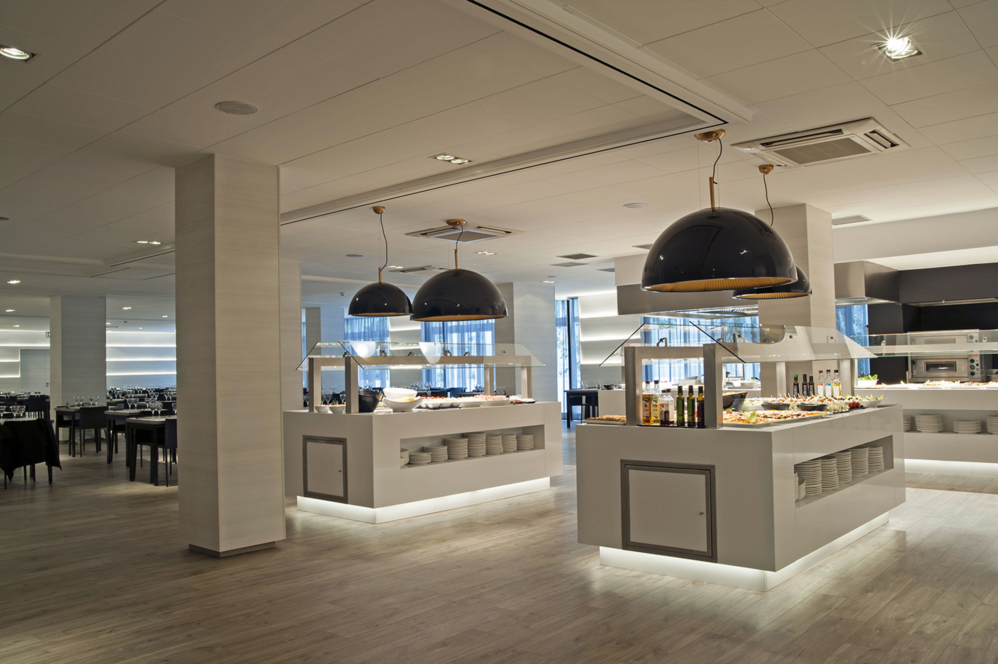 2 restaurants, breakfast served