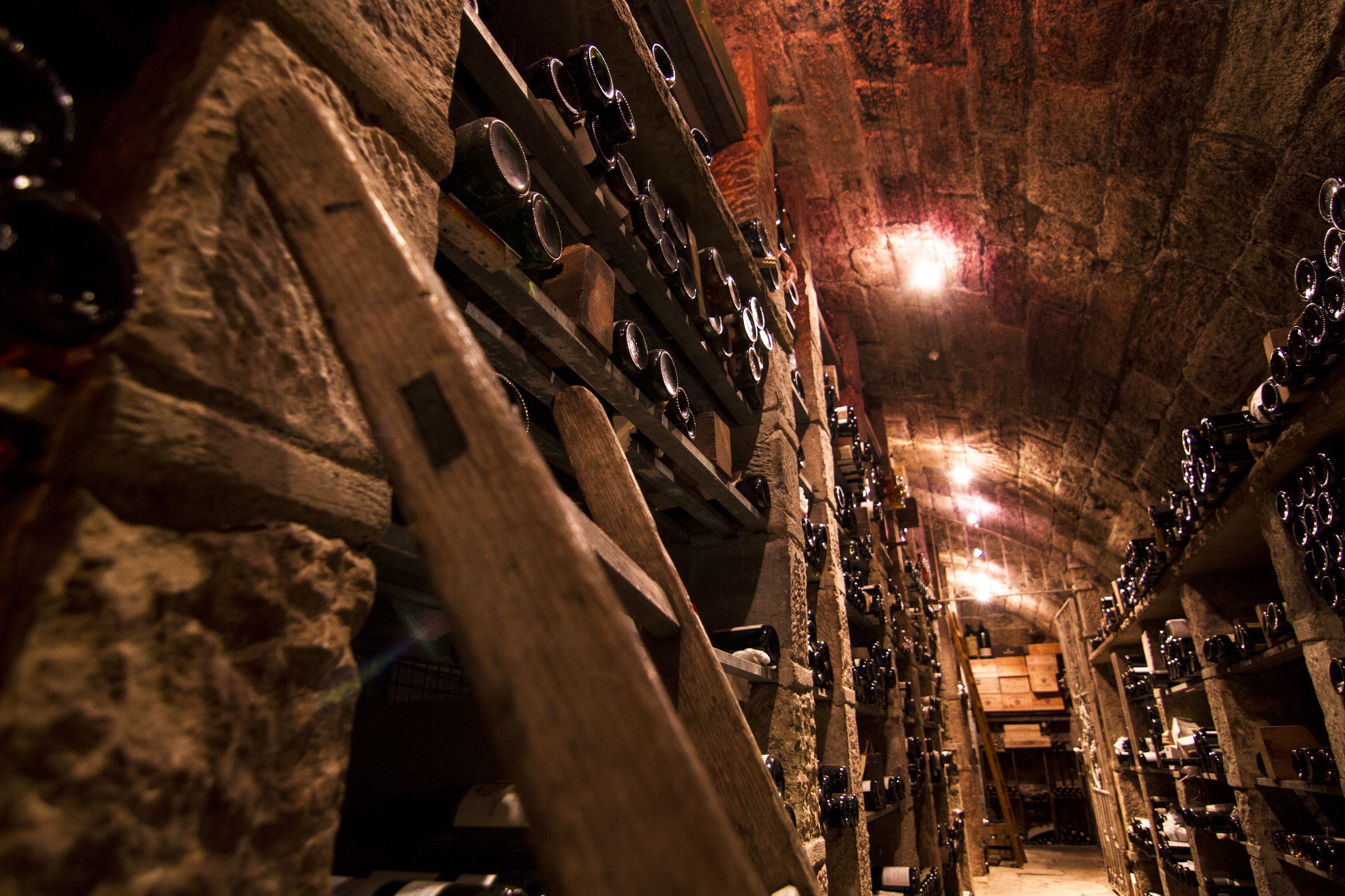 breakfast, dinner served; international cuisine, al fresco dining