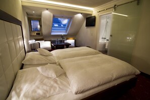 2 bedrooms, minibar, in-room safe, desk