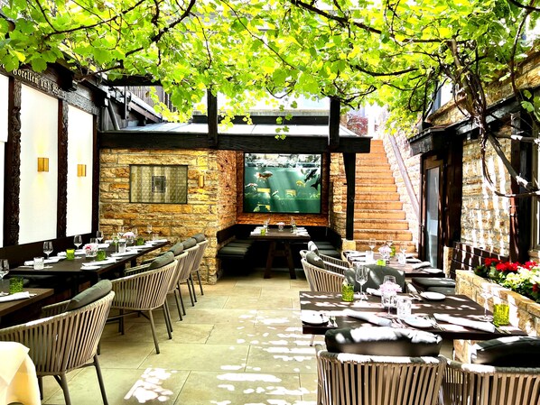 Breakfast, dinner served; international cuisine, alfresco dining 