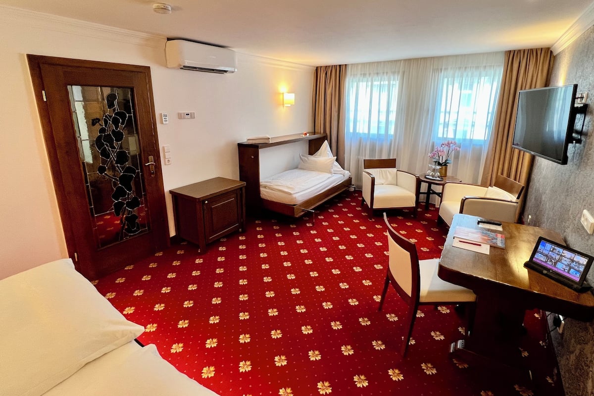 Comfort Triple Room | Minibar, in-room safe, desk, soundproofing