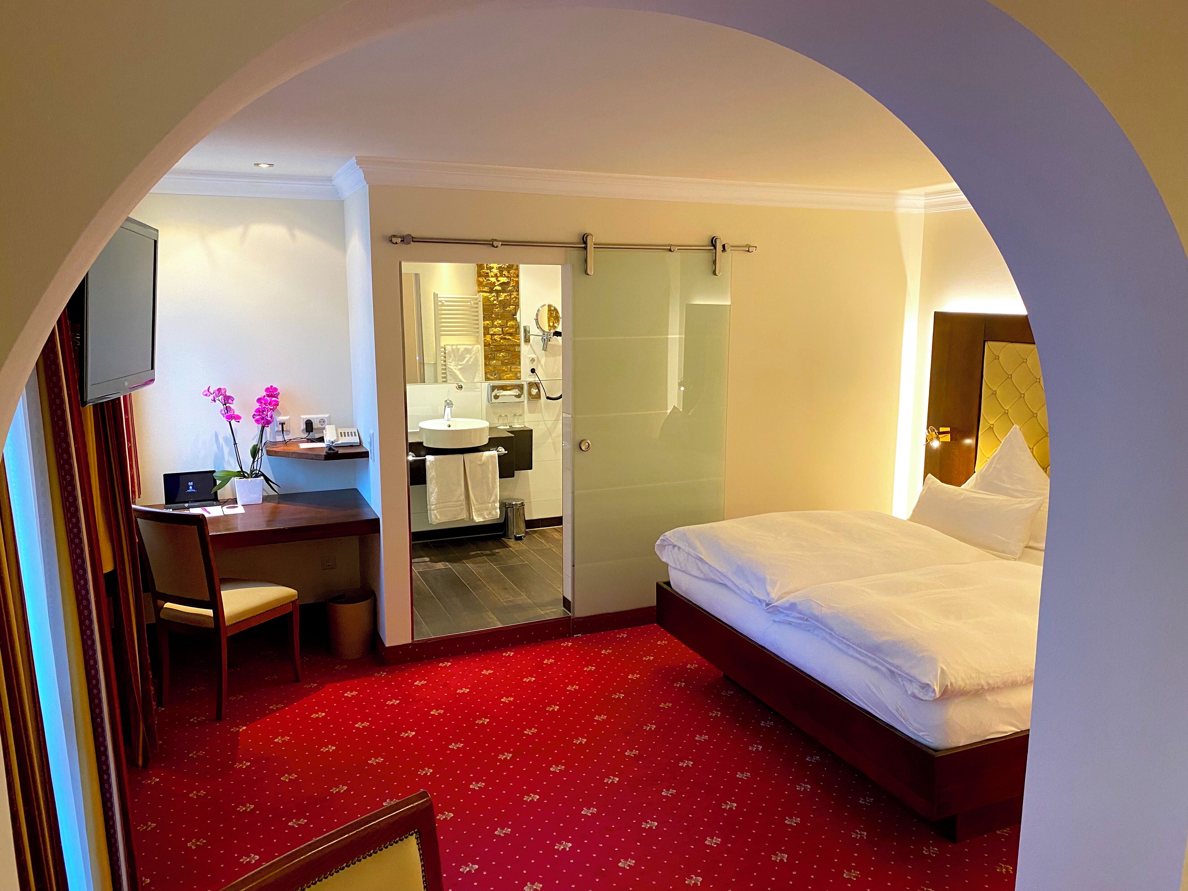 Junior-Suite (Main Building) | Minibar, Zimmersafe, Schreibtisch, schallisolierte Zimmer