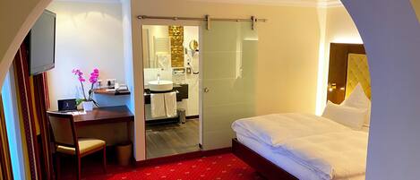 Suite Junior (Main Building) | Minibar, coffres-forts dans les chambres, bureau, chambres insonorisées