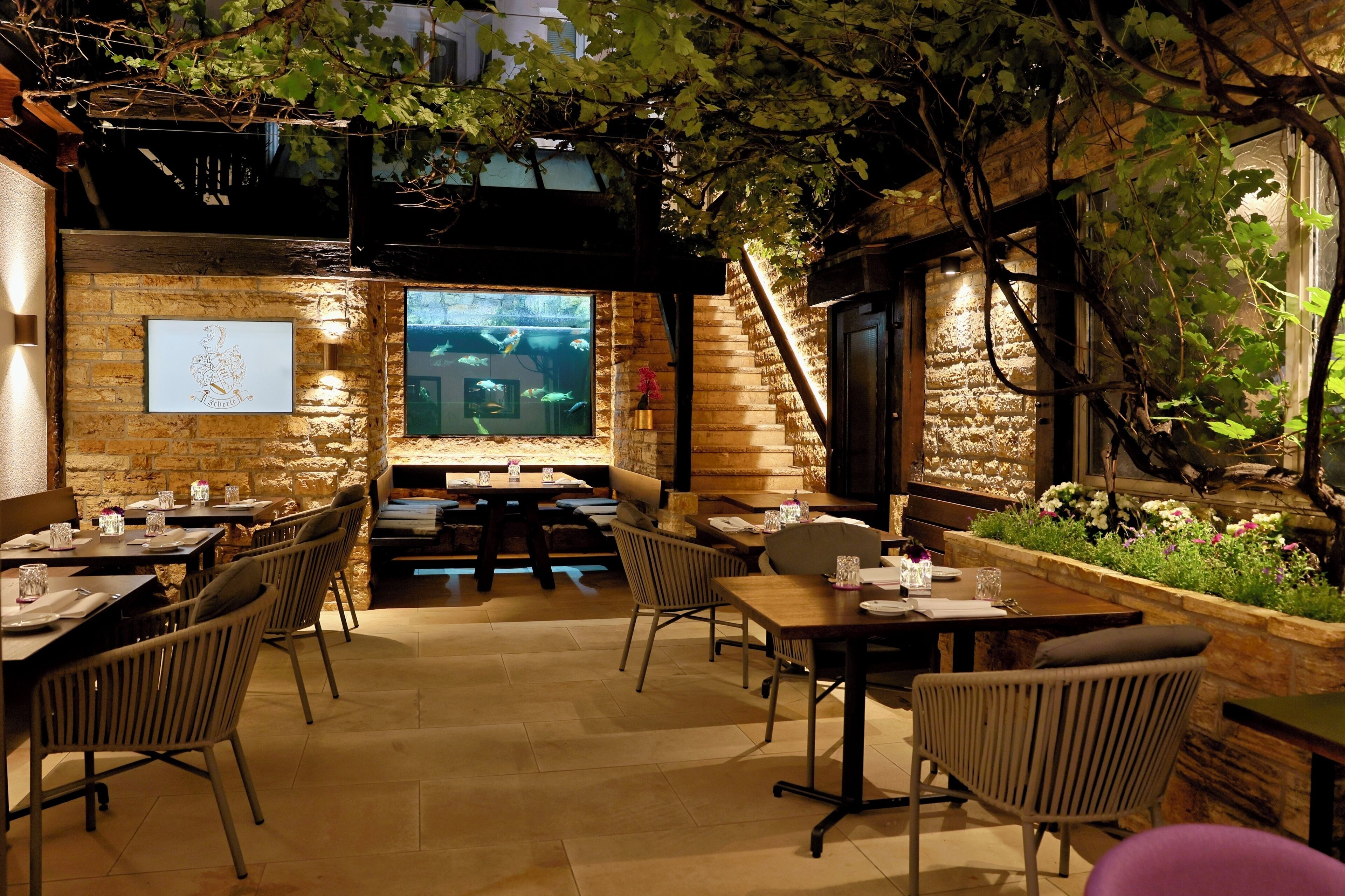 Breakfast, dinner served; international cuisine, alfresco dining 