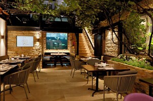 Breakfast, dinner served; international cuisine, alfresco dining 