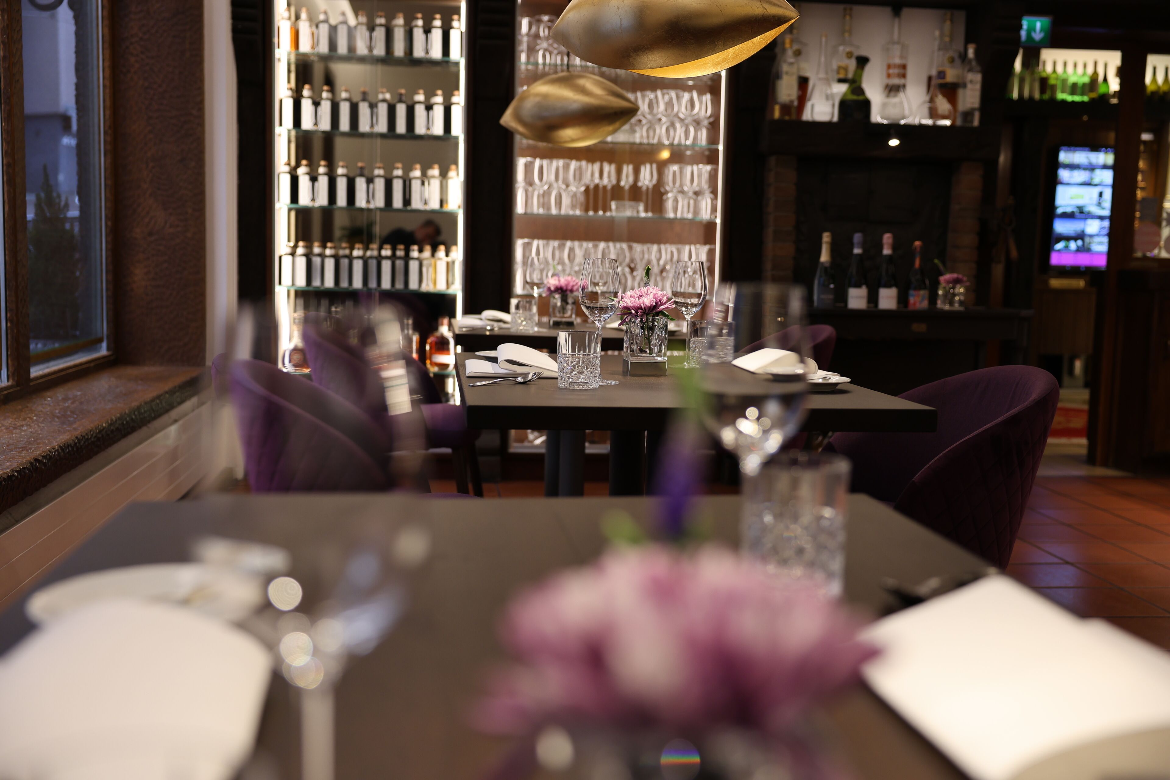 breakfast, dinner served; international cuisine, al fresco dining