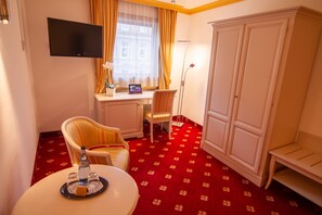 2 bedrooms, minibar, in-room safe, desk