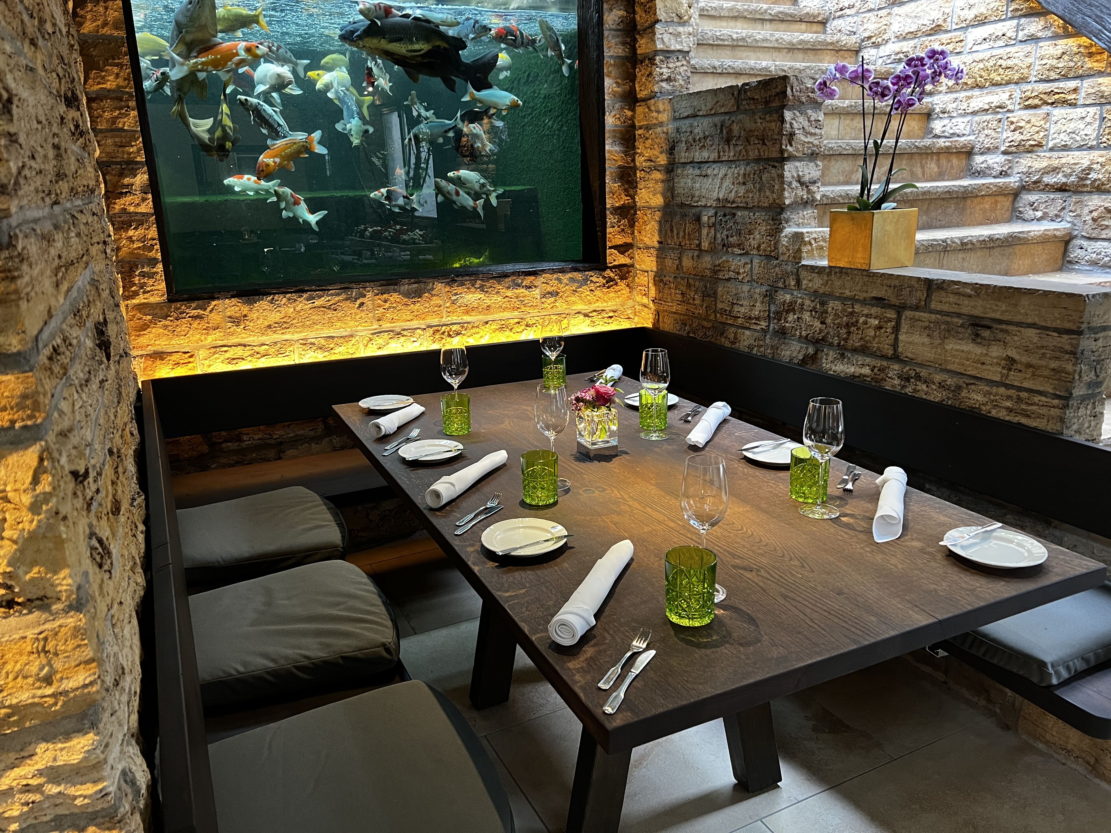 breakfast, dinner served; international cuisine, al fresco dining