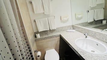 Dusj, hårføner og håndklær