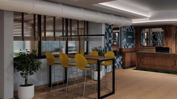 Ein stilvoller Essbereich mit Holztisch, gelben Stühlen, einer Topfpflanze und einer Küchenzeile mit gemustertem Fliesenspiegel.