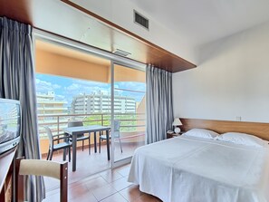 Minibar, in-room safe, blackout drapes, soundproofing - Dom Pedro Portobelo (Loulé)