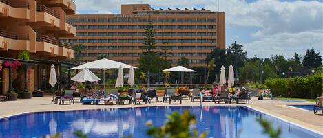 Outdoor pool, sun loungers