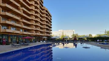 Kolam renang outdoor, dengan kursi berjemur