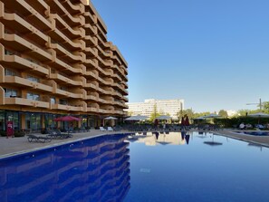 Outdoor pool, sun loungers - Dom Pedro Portobelo (Loulé)