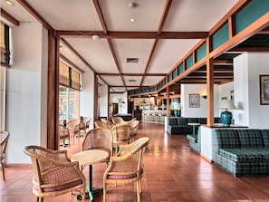 Bar (trong khuôn viên)