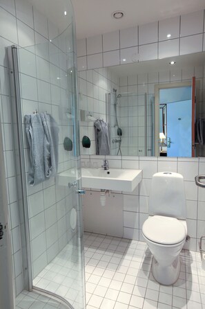 Shower, hair dryer, towels - First Hotel Excelsior (Copenhagen)