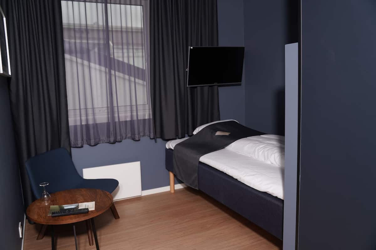 Chambre Simple Standard | Rideaux occultants, Wi-Fi gratuit, draps fournis